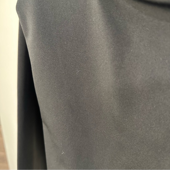 Express Body Contour High Compression Square Neck Long Sleeve Cropped Tee - Picture 5 of 7